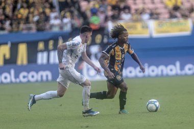 Manaus (AM), 05 / 11 / 2024 - Escobar (solda), Amazonas FC ve Santos arasında oynanan maçta, Campeonato Brasileiro Serie B 2024 'ün 4. turu için geçerli olan top tartışmasında,. 