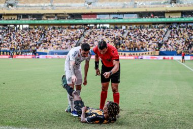 Manaus (AM), 05 / 11 / 2024 - Hakem Caio Max Augusto Vieira (RN), Amazonas FC ile Santos arasında oynanan maçta sahada yatan bir Amazonas oyuncusuyla konuşuyor.. 