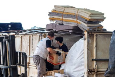 Passo Fundo (RS), Brezilya - 05 / 11 / 2024 RAIN / WEATHER / VOLUNTEERS / DONATIONS / RS Gönüllüleri, bu Cumartesi (11), şiddetli yağış mağdurlarına yapılan bağışları düzenlemek üzere Passo Fundo kentindeki bir toplama alanına bir kamyon yükledi. 