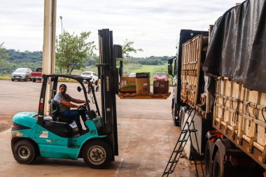 Passo Fundo (RS), Brezilya - 05 / 11 / 2024 RAIN / WEATHER / VOLUNTEERS / DONATIONS / RS Gönüllüleri, bu Cumartesi (11), şiddetli yağış mağdurlarına yapılan bağışları düzenlemek üzere Passo Fundo kentindeki bir toplama alanına bir kamyon yükledi. 