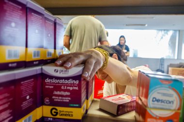 Passo Fundo (RS), 05 / 11 / 2024 - Passo Fundo kentindeki bir toplama bölgesinde bu Cumartesi (11) sağanak yağış mağdurlarına bağış düzenleme amaçlı ilaçlar. 