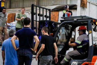 Passo Fundo (RS), Brezilya - 05 / 11 / 2024 RAIN / WEATHER / VOLUNTEERS / DONATIONS / RS Gönüllüleri, bu Cumartesi (11), şiddetli yağış mağdurlarına yapılan bağışları düzenlemek üzere Passo Fundo kentindeki bir toplama alanına bir kamyon yükledi. 