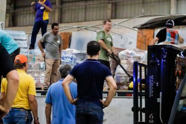 Passo Fundo (RS), Brezilya - 05 / 11 / 2024 RAIN / WEATHER / VOLUNTEERS / DONATIONS / RS Gönüllüleri, bu Cumartesi (11), şiddetli yağış mağdurlarına yapılan bağışları düzenlemek üzere Passo Fundo kentindeki bir toplama alanına bir kamyon yükledi. 