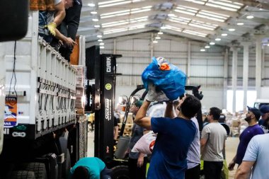 Passo Fundo (RS), Brezilya - 05 / 11 / 2024 RAIN / WEATHER / VOLUNTEERS / DONATIONS / RS Gönüllüleri, bu Cumartesi (11), şiddetli yağış mağdurlarına yapılan bağışları düzenlemek üzere Passo Fundo kentindeki bir toplama alanına bir kamyon yükledi. 