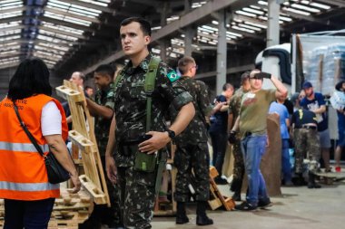 Passo Fundo (RS), 05 / 11 / 2024 RAIN / WEATHER / VOLUNTEERS / DONATIONS / RS Brezilya Ordusu askerleri 29. Öz İtiş Saha Topçu Grubu - Cruz Alta 'nın 29. GAC AP' si Passo Fundo kentindeki bir toplama sahasında bağış toplama çalışmaları yapıyor