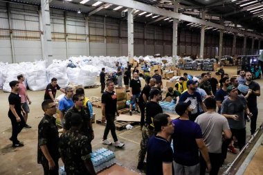 Passo Fundo (RS), Brezilya - 05 / 11 / 2024 RAIN / WEATHER / VOLUNTEERS / DONATIONS / RS Gönüllüleri, bu Cumartesi (11), şiddetli yağış mağdurlarına yapılan bağışları düzenlemek üzere Passo Fundo kentindeki bir toplama alanına bir kamyon yükledi. 