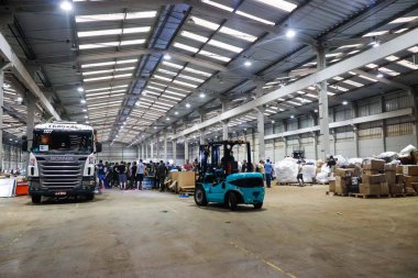 Passo Fundo (RS), 05 / 11 / 2024 RAIN / WEATHER / VOLUNTEERS / DONATIONS / RS Her yaştan gönüllüleri, bu Cumartesi (11), ağır sel felaketinin kurbanları için yapılan bağışları düzenlemek amacıyla Passo Fundo kentindeki bir toplama alanında çalışıyor.