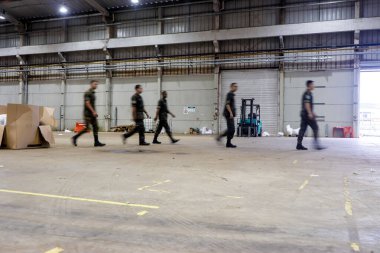 Passo Fundo (RS), 05 / 11 / 2024 RAIN / WEATHER / VOLUNTEERS / DONATIONS / RS Brezilya Ordusu askerleri 29. Öz İtiş Saha Topçu Grubu - Cruz Alta 'nın 29. GAC AP' si Passo Fundo kentindeki bir toplama sahasında bağış toplama çalışmaları yapıyor