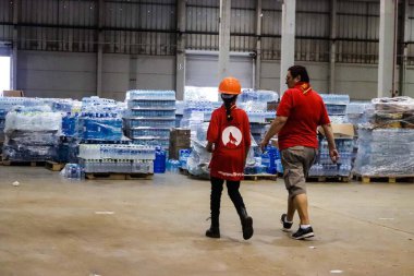 Passo Fundo (RS), 05 / 11 / 2024 RAIN / WEATHER / VOLUNTEERS / DONATIONS / RS Her yaştan gönüllüleri, bu Cumartesi (11), ağır sel felaketinin kurbanları için yapılan bağışları düzenlemek amacıyla Passo Fundo kentindeki bir toplama alanında çalışıyor.