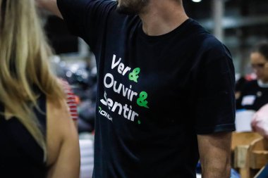 Passo Fundo (SC) geçtiğimiz haftadan bu yana Rio Grande do Sul eyaletini vuran şiddetli yağmurlar. Rio Grande do Sul nüfusuna yardım etmek için kamyon nakliyesi yapılıyor.. 