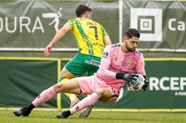 Tondela (PT), 12 / 05 / 2024 Lucas Franca, CD Nacional kalecisi, Liga Portugal Sabseg 'in 33. raundunda geçerli olan CD Tondela ve CD Nacional arasında oynanan karşılaşmada savunmaya atlıyor. 