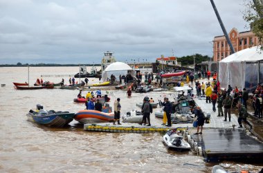 Porto Alegre (RS), 05 / 13 / 2024 RAIN / WEATHER / VOLUNTEERS / RS, kötü havaya rağmen Brezilya 'nın farklı bölgelerinden gelen gönüllüler, Gasometre Santrali' nden Porto Alegre Tarih Merkezi 'nde toplandılar
