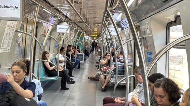 Sao Paulo (SP), 05 / 13 / 2024 - TRANSPORT / TRAIN / CPTM / SP - Bu Pazartesi sabahı ViaMobilidade, Sao Paulo 'da bir tren vagonunda yolcuların taşınması)