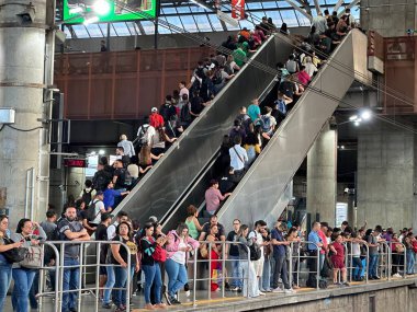 Sao Paulo (SP), Brezilya 13 / 05 / 2024 - Bu Pazartesi sabahı Sao Paulo 'da bulunan CPTM (Companhia Paulista de Trens Metropolitanos) Bras istasyonunda yolcu hareketi )