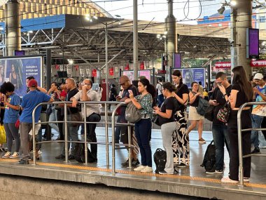 Sao Paulo (SP), Brezilya 13 / 05 / 2024 - Bu Pazartesi sabahı Sao Paulo 'da bulunan CPTM (Companhia Paulista de Trens Metropolitanos) Bras istasyonunda yolcu hareketi )