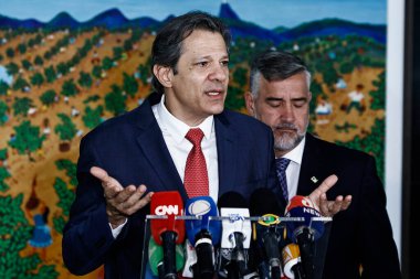 Brasilia (DF), Brezilya 13 / 05 / 2024 - Maliye Bakanı Fernando Haddad ve Paulo Pimenta Devlet İletişim Sekreterliği, Cumhurbaşkanı Luis Inacio Lula da Silva ile Planalto 'daki görüşme öncesinde 