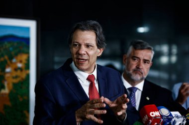 Brasilia (DF), Brezilya 13 / 05 / 2024 - Maliye Bakanı Fernando Haddad ve Paulo Pimenta Devlet İletişim Sekreterliği, Cumhurbaşkanı Luis Inacio Lula da Silva ile Planalto 'daki görüşme öncesinde 