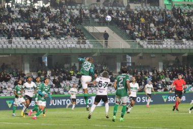 CURITIBA (PR), 05 / 14 / 2024 - FOOTBALL / BRAZILIAN SERIES B / CORITIBA / GUARANI Oyuncular Douglas Bacelar ve Heitor, Coritiba ile Guarani arasındaki maç sırasında Couto Pereira B Serisi Şampiyonası 'nın beşinci turunda geçerli olan Guarani' ye karşı