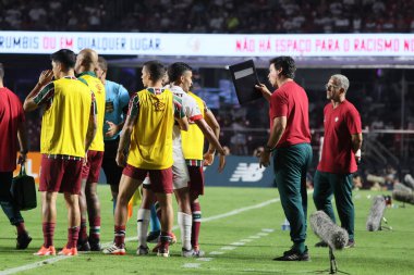 Sao Paulo (SP), 05 / 13 / 2024 - Fluminense 'den koç Fernando Diniz, Sao Paulo' dan forvet Luciano ile bir tartışmaya girdi ve Sao Paulo ile Fluminense arasında oynanan maçta büyük bir kafa karışıklığına yol açtı.