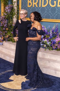 13 Mayıs 2024, New York, ABD: (L-R) Betsy Beers ve Shonda Rhimes Netflix 'in 