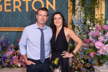 13 Mayıs 2024, New York, New York, ABD: (L-R) Scott Foley ve Marika Domiczyk Netflix 'in 