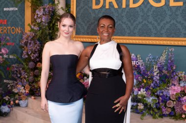 13 Mayıs 2024, New York, ABD: (L-R) Hannah Dodd ve Adjoa Andoh Netflix 'in 