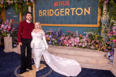  13 Mayıs 2024, New York, New York, ABD: (L-R) Luke Newton ve Nicola Coughlan Netflix 'in 