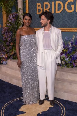 13 Mayıs 2024, New York, ABD: (L-R) Simone Ashley ve Jonathan Bailey Netflix 'in 