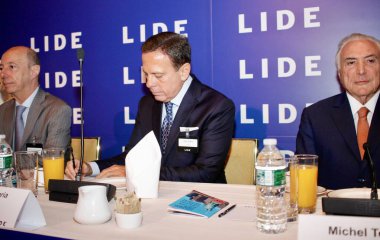 New York (ABD), 05 / 14 / 2024 LIDE / FORUM / NEW YORK / USA Joao Doria (ortada), Sao Paulo eyaletinin eski valisi ve Brezilya Cumhuriyeti eski cumhurbaşkanı Michel Temer (dizide). Lide Brazil Yatırım Forumu sırasında