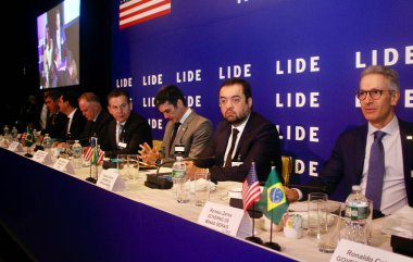 New York (ABD), 05 / 14 / 2024: Lide Brazil Investment Forum sırasında Lide Group of Leaders Business tarafından düzenlenen Claudio Castro (ortada), Rio de Janeiro valisi. 