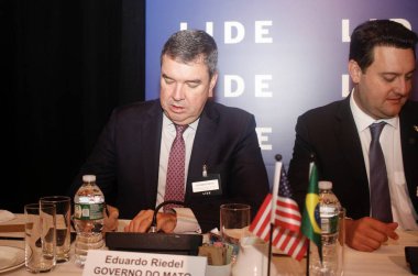 New York (ABD), 05 / 14 / 2024: Eduardo Riedel (solda), Lide Brazil Yatırım Forumu sırasında Lide Grupo of Business Leaders tarafından düzenlenen Mato Grosso do Sul eyaleti valisi.