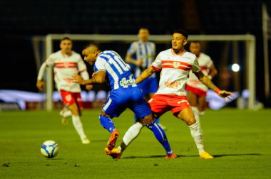 FLORIANOPOLIS, SC, 05 / 14 / 2024 -BRAZILIAN-FOOTBALL-CHAMPIONSHIP-Oyuncular # 10 Avai ve Willian Formiga # 13 from CRB, Brezilya Şampiyonası 'nın beşinci turunda top için yarışacak.