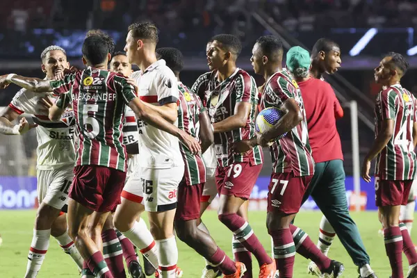 Sao Paulo (SP), 05 / 13 / 2024 - Fluminense 'den koç Fernando Diniz, Sao Paulo' dan forvet Luciano ile bir tartışmaya girdi ve Sao Paulo ile Fluminense arasında oynanan maçta büyük bir kafa karışıklığına yol açtı.