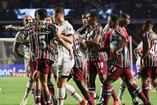 Sao Paulo (SP), 05 / 13 / 2024 - Fluminense 'den koç Fernando Diniz, Sao Paulo' dan forvet Luciano ile bir tartışmaya girdi ve Sao Paulo ile Fluminense arasında oynanan maçta büyük bir kafa karışıklığına yol açtı.