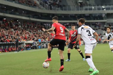 CURITIBA (PR), 05 / 15 / 2024 Players Fracchia ve Mastriani, Ligga Arena 'da düzenlenen Copa Sudamericana' nın beşinci turu için geçerli olan Athletico-PR maçında