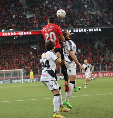 Curitiba kentindeki Ligga Arena 'da düzenlenen Copa Sudamericana' nın beşinci turu için geçerli olan Athletico-PR maçında CURITIBA (PR), 15 / 05 / 2024 Oyuncular Julimar ve Lewins arasında oynanan karşılaşmada