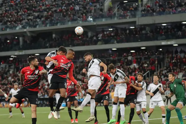 CURITIBA (PR), 15 Mayıs 2024 Çarşamba günü Curitiba kentindeki Ligga Arena 'da düzenlenen Copa Sudamericana' nın beşinci turu için geçerli olan Athletico-PR ile Danubio arasındaki 15 / 05 / 2024 Maçı. 