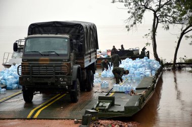 Porto Alegre (RS), 05 / 16 / 2024 RAIN / Weather / FLOOD / RS Brezilya Ordusu, bu Perşembe günü bir Brezilya donanma gemisinden erzak boşaltmak için doğaçlama bir yapı kurdu. Malzemeler selin kurbanlarına yardım etmeyi amaçlıyor. 