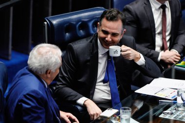 Brasilia (DF), 05 / 15 / 2024: Cumhurbaşkanı Senatör Rodrigo Pacheco (PSD-MG) başkanlığındaki Brasilia Federal Senatosu Genel Kurulunda (PL-RJ) Senatör Flavio Bolsonaro (c)).