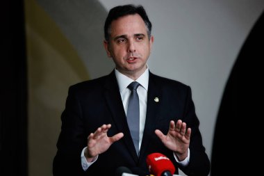 Brasilia (DF), 05 / 16 / 2024: Senato Başkanı Rodrigo Pacheco, Kurumsal İlişkiler Bakanı Alexandre Padilha ve Senatör Randolfe Rodrigues (AP), düzenledikleri basın toplantısında. 