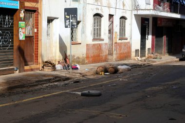 Porto Alegre (RS), 05 / 17 / 2024 Bazı Stormwater Pompalama İstasyonları 'nın (EBAP) yeniden bağlanmasından sonra, Centro Historico ve Praia de Belas mahallelerinde çok sayıda cadde sudan temizlendi