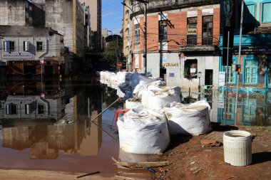 Porto Alegre (RS), 05 / 17 / 2024 Bazı Stormwater Pompalama İstasyonları 'nın (EBAP) yeniden bağlanmasından sonra, Centro Historico ve Praia de Belas mahallelerinde çok sayıda cadde sudan temizlendi
