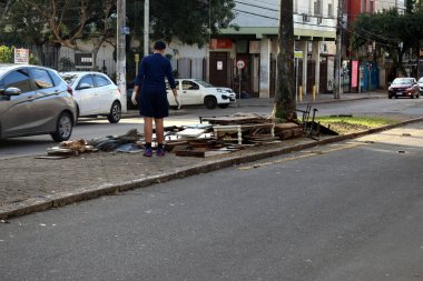 Porto Alegre (RS), 05 / 17 / 2024 Bazı Stormwater Pompalama İstasyonları 'nın (EBAP) yeniden bağlanmasından sonra, Centro Historico ve Praia de Belas mahallelerinde çok sayıda cadde sudan temizlendi