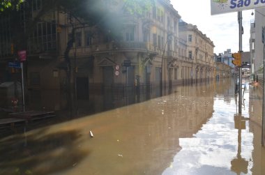 PORTO ALEGRE (RS) Brezilya 18 / 05 / 2024 Porto Alegre (Demae) Belediye Su ve Kanalizasyon Dairesi Avenida Maua ve Rua Padre Tome arasında 3 numaralı baraj kapısını açtı. Ameliyat yaklaşık bir saat sürdü.. 