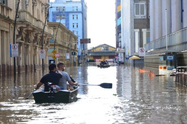 PORTO ALEGRE (RS) Brezilya 18 / 05 / 2024 Porto Alegre (Demae) Belediye Su ve Kanalizasyon Dairesi Avenida Maua ve Rua Padre Tome arasında 3 numaralı baraj kapısını açtı. Ameliyat yaklaşık bir saat sürdü.. 