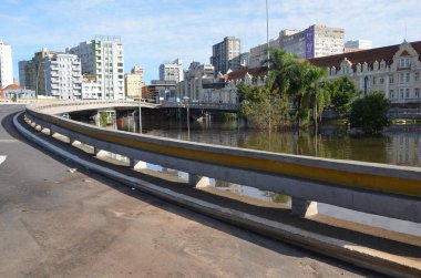 PORTO ALEGRE (RS) Brezilya 18 / 05 / 2024 Porto Alegre (Demae) Belediye Su ve Kanalizasyon Dairesi Avenida Maua ve Rua Padre Tome arasında 3 numaralı baraj kapısını açtı. Ameliyat yaklaşık bir saat sürdü.. 