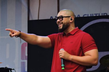 SAO PAULO (SP), 19 / 05 / 2024 - Gospel şarkıcısı Ton Carfi, Pazar günü öğleden sonra Virada Kültür, Represa Guarapiranga sahnesinde, Sao Paulo şehrinin güney bölgesinde, 18..