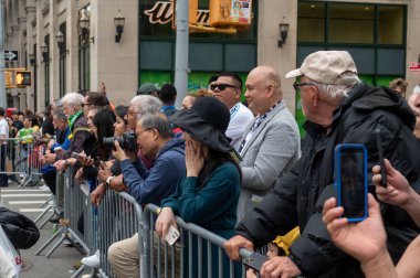 18 Mayıs 2024, New York, ABD: İzleyiciler 18. Geleneksel Dans Yürüyüşü ve Festivali sırasında. 