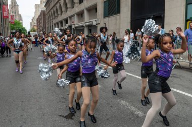 18 Mayıs 2024, New York, ABD: Her yıl düzenlenen 18. Dans Yürüyüşü ve Festivali sırasında Üstün Yetenek Melekleri grubunun dansçıları. 