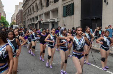 18 Mayıs 2024, New York, ABD: Her yıl düzenlenen 18. Dans Yürüyüşü ve Festivali sırasında Üstün Yetenek Melekleri grubunun dansçıları. 